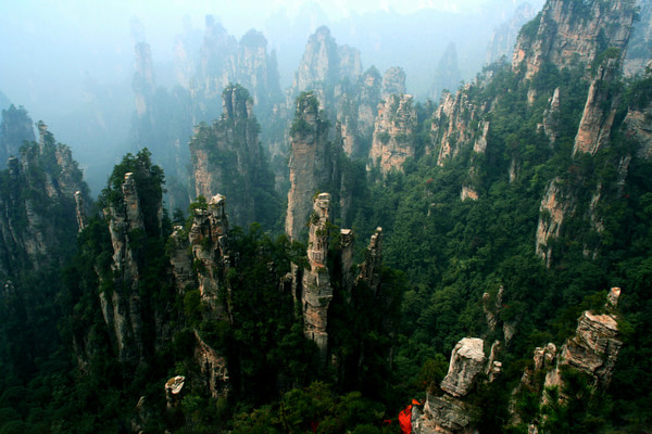 夕阳红 张家界、宝峰湖、凤凰古城、九寨沟、都江堰、剑门关、黄泽寺、成都宽窄巷子13日游